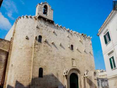 Dall�esterno non si direbbe che la struttura abbia urgente bisogno di interventi di ristrutturazione. Il prospetto � contraddistinto da bianchi blocchi in pietra irregolari su cui si alternano raffinate decorazioni vegetali e figure umane e animali